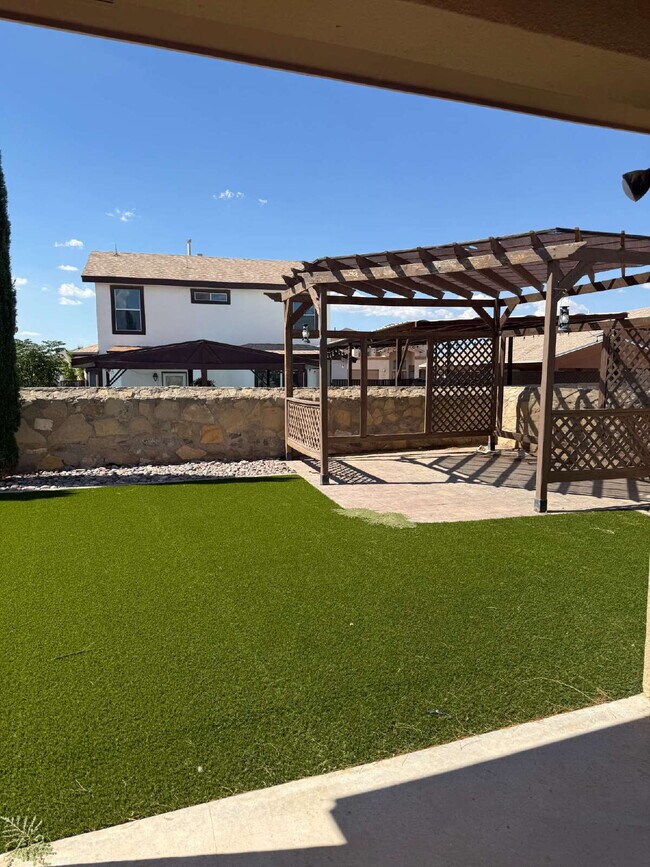 Building Photo - "Charming 3-Bedroom Retreat with 2 Full Ba...