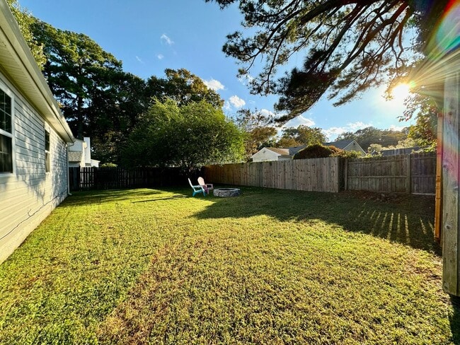 Building Photo - 3-Bedroom Ranch Ready 08-21-26!! Fenced Backyard - Pet Friendly - Updated Kitchen & Baths!
