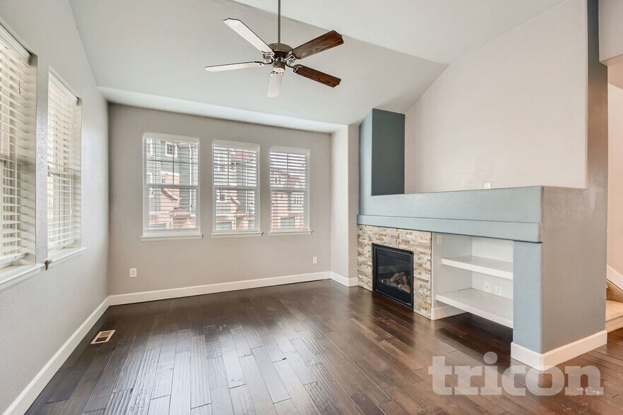 Building Photo - 9805 W Hinsdale Pl