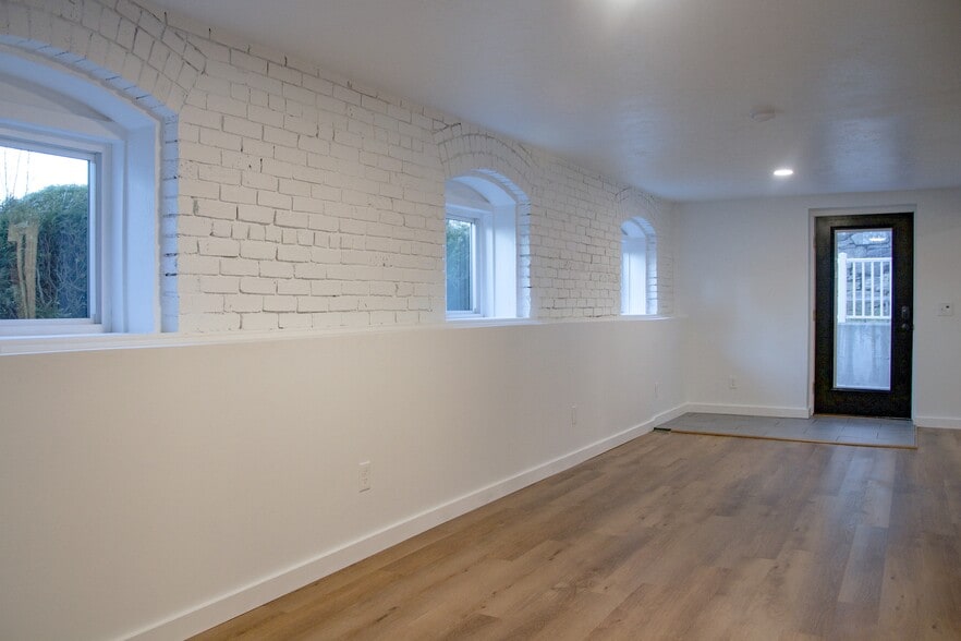 Building Photo - 548 Main St