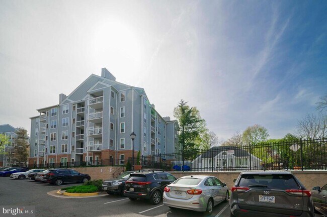 Building Photo - 3176 Summit Square Dr