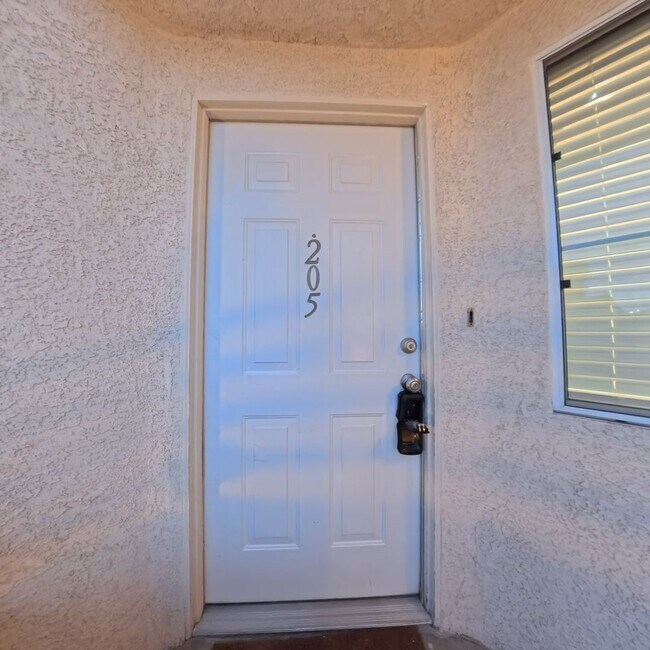 Building Photo - Beautifully Renovated 2nd-Floor Condo in Prime Location