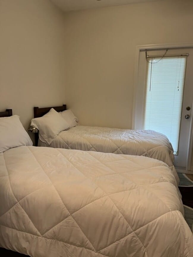 Building Photo - 1 Bedroom + Den Condo in Royal Greens at Gateway – 1st Floor!