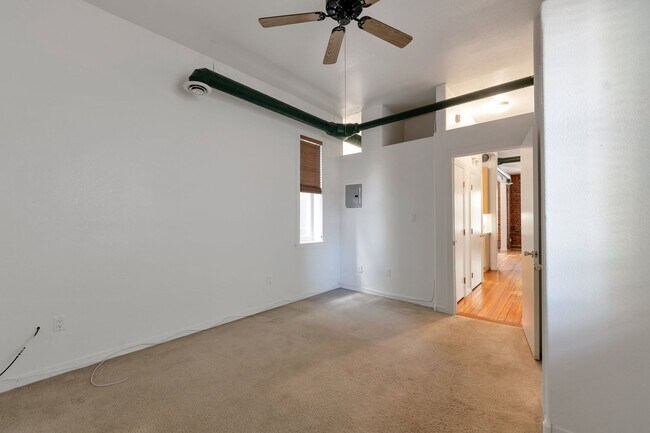 Building Photo - Beautiful Row Home Style Condo Central Den...