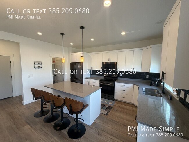 Building Photo - 3621 Sparrow Ln