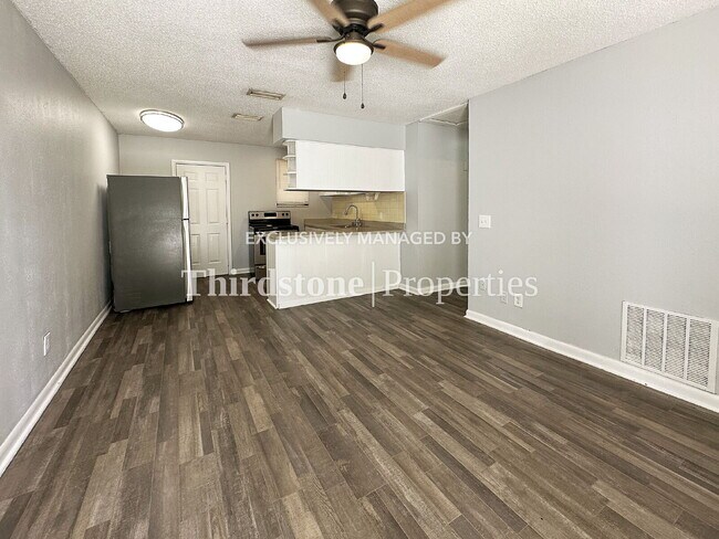 Building Photo - 1160 Comanche St