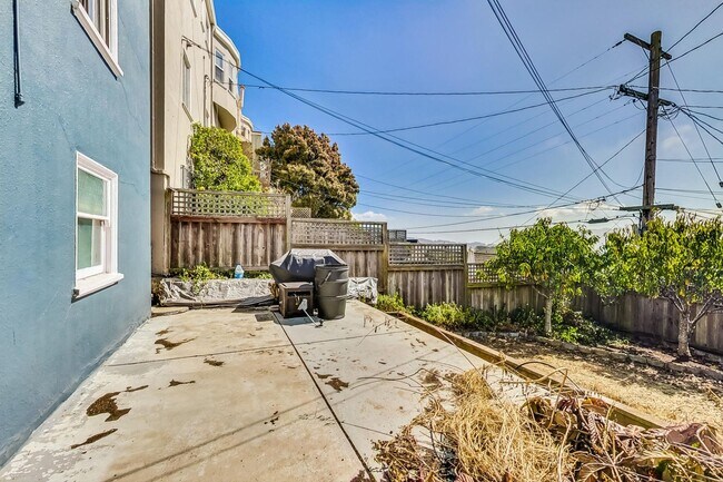 Building Photo - Introducing the Perfect Blend of Elegance and Comfort in San Francisco's Westwood Highlands!