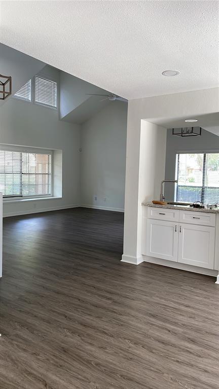 Building Photo - 2122 Braesmeadow Ln