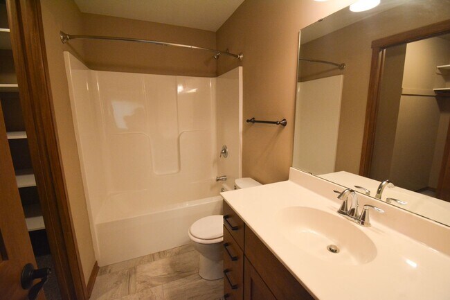 Building Photo - Beautiful and Spacious 4 Bedroom 3 Bath Av...
