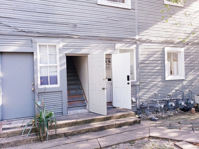 Building Photo - 2 Bedroom, 1 Bath Apartment in Munger Plac...