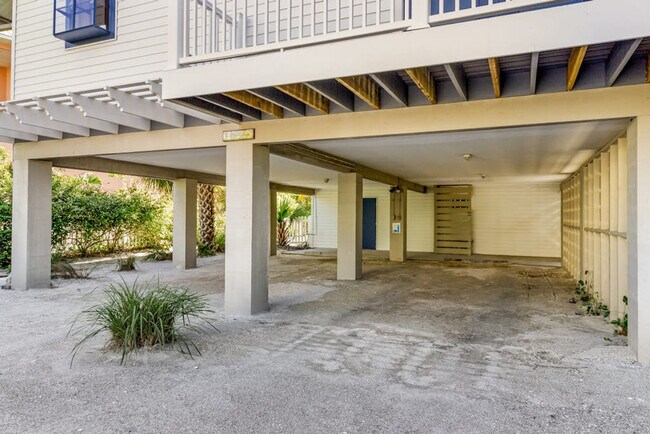 Building Photo - 744 N Shore Dr