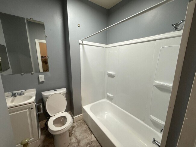 Building Photo - Spacious 3-Bedroom Home with Modern Interior Finishes