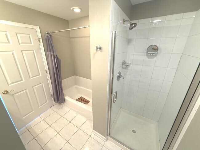 Building Photo - 400 Village Cir