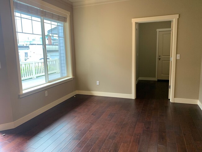 Building Photo - 4 Bedroom 2.5 Bath Peabody Townhome in the...