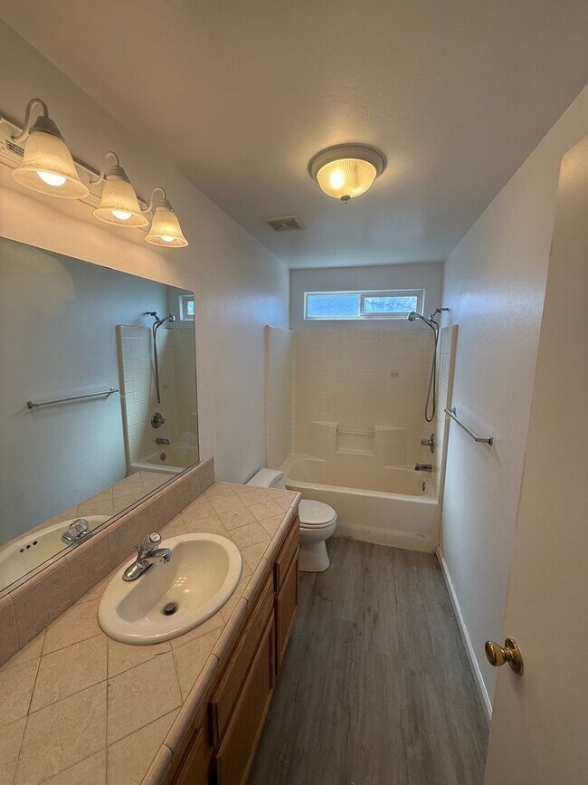 Building Photo - Cozy 3-Bedroom Home in Northeast Bakersfield