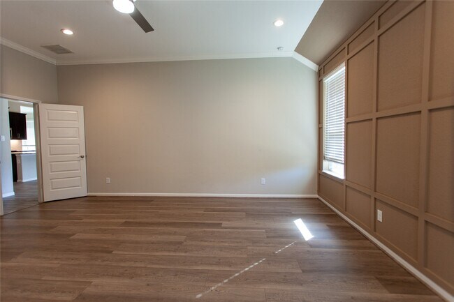 Building Photo - 5826 Euclid Loop