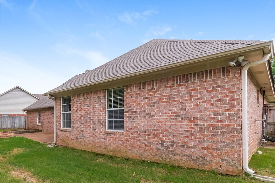 Building Photo - 7708 Shadow View Cove