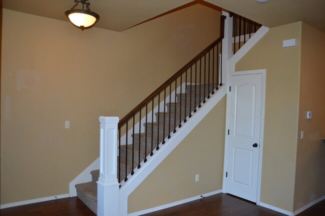 Building Photo - "Charming 3-Bed + Loft and 2 car garage Townhouse with Granite Elegance in Vancouver!"