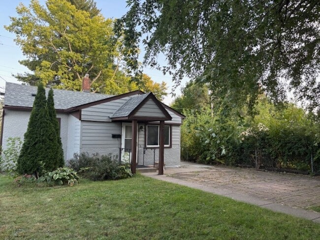 Building Photo - Cute & Cozy 2 BR/1 BA Single Family Home i...
