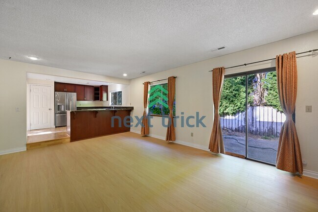 Building Photo - "Spacious 5-Bed Gem with 2.5 Baths in Prime Redmond Location!"