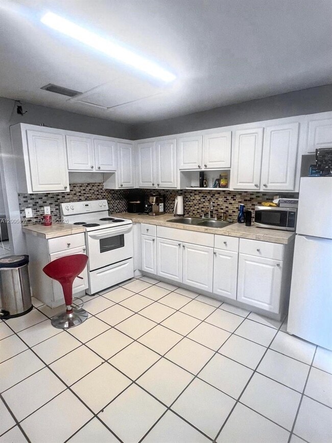 Building Photo - 4259 Royal Banyan Way