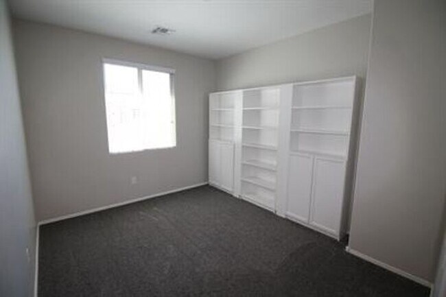 Building Photo - Desirable La Estancia Neighboorhood