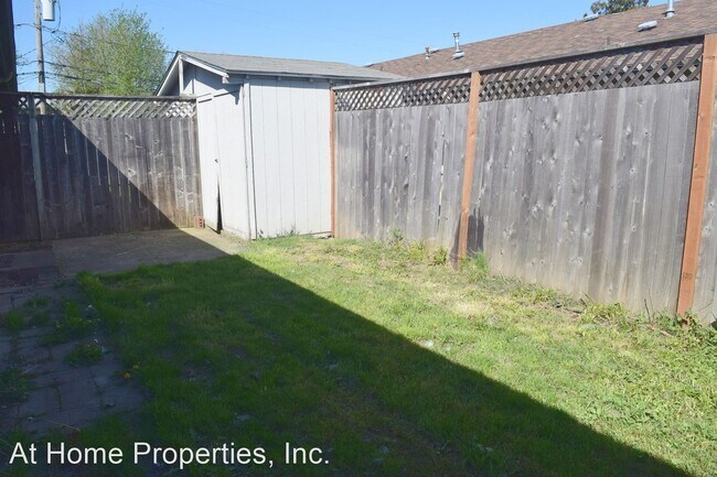 Building Photo - 925-931 NW Sequoia Ave