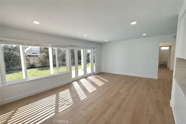 Building Photo - 9872 Kings Canyon Dr