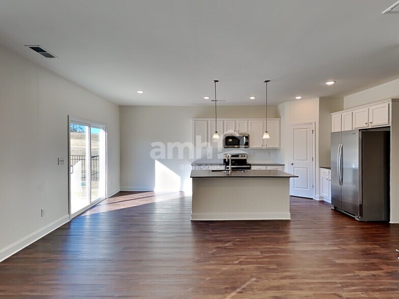 Building Photo - 15724 Thomas Rd