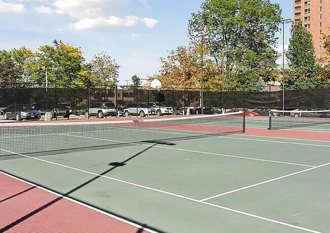 Building Photo - Stunning Mountain Views and an Unbeatable Location!