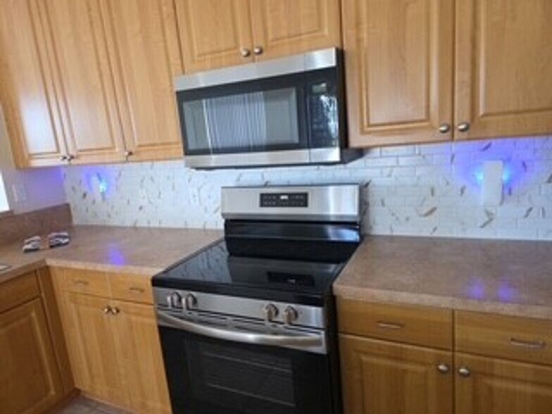 Building Photo - Gorgeous 4/2 wont last long