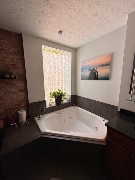 Building Photo - 2100 Sinton Ave