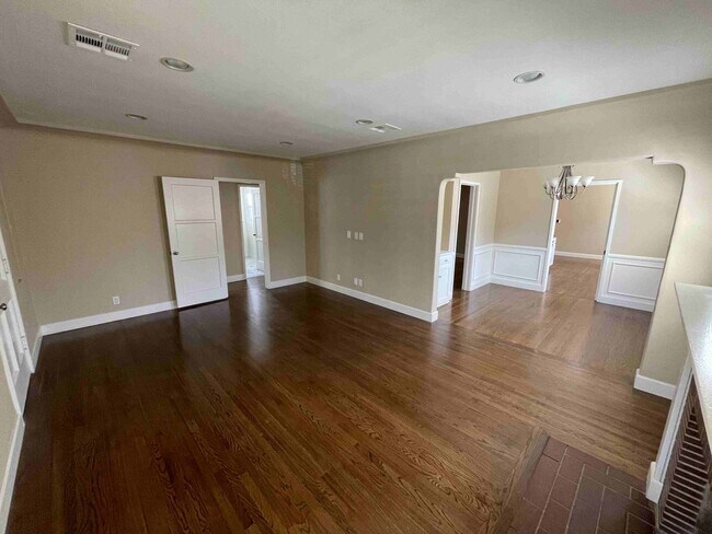Building Photo - 4432 Bakman Ave