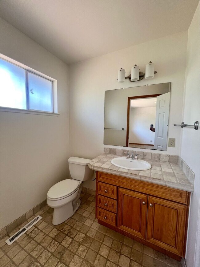 Building Photo - Charming 3 Bedroom 2 Bath home with large ...