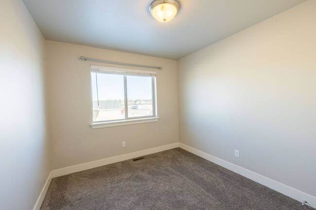Building Photo - Beautiful Townhome in Rexburg Close to Campus