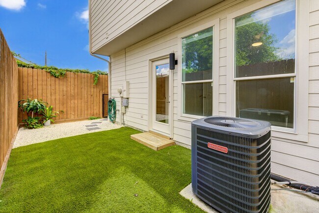 Building Photo - 3 bed, 3/1 bath updated townhome in the he...