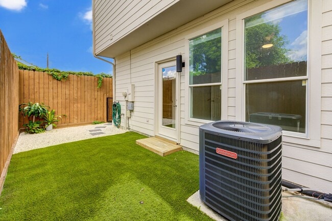 Building Photo - Spacious Montrose Townhome with Natural Li...