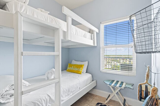 Building Photo - 9902 S Thomas Dr