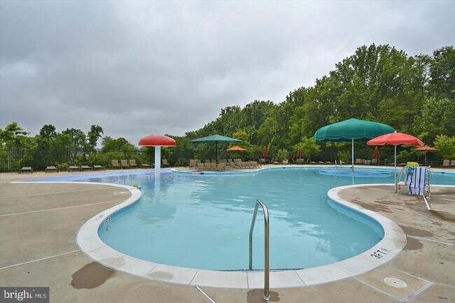 Building Photo - SPACIOUS 3 LEVEL TOWNHOUSE IN CLARKSBURG