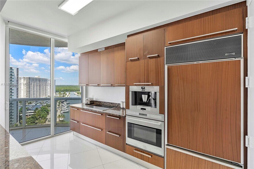 Building Photo - 15811 Collins Ave