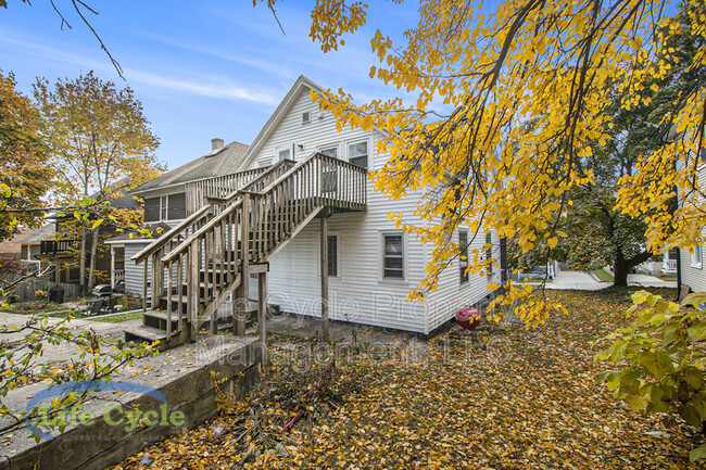 Building Photo - 625 Innes St NE