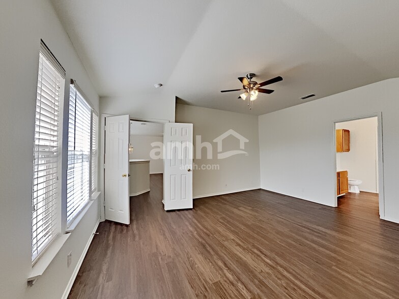 Building Photo - 2915 Encino Riv