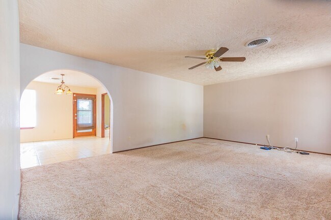 Building Photo - 3 Bedroom 2 Bath Home
