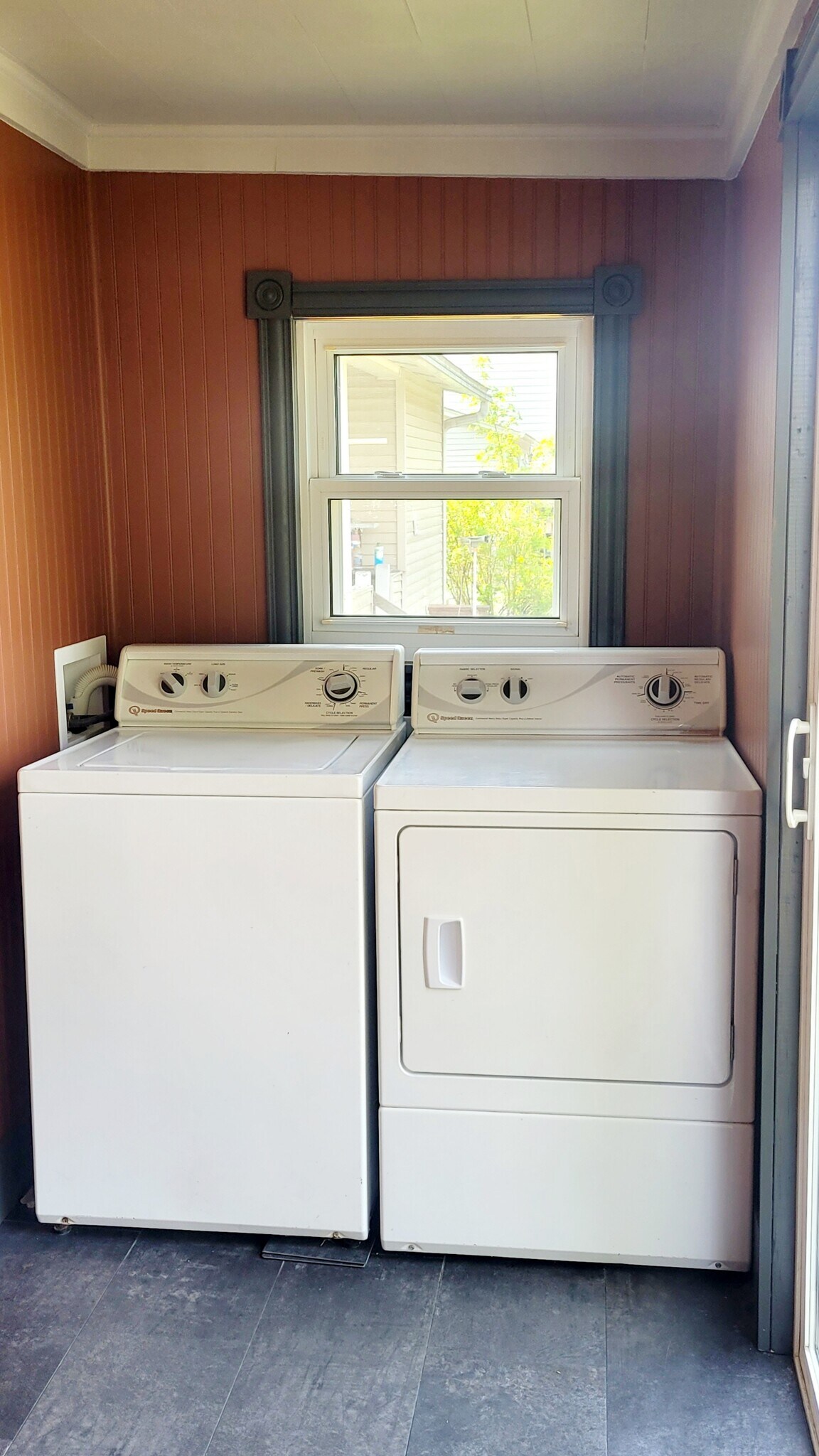 laundry - 1409 3rd Ave