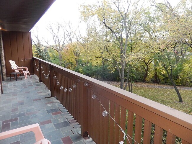 Building Photo - 120 Lakeview Dr