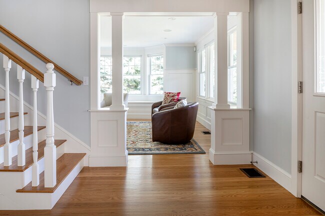 Building Photo - 2 Oak Knoll Rd