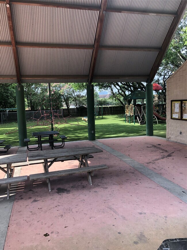 Building Photo - 10310 Chevy Chase Dr