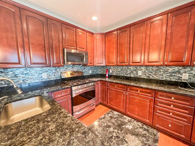 Building Photo - Lavish 3 Bed 2.5 Bath Brick Townhome In Ce...