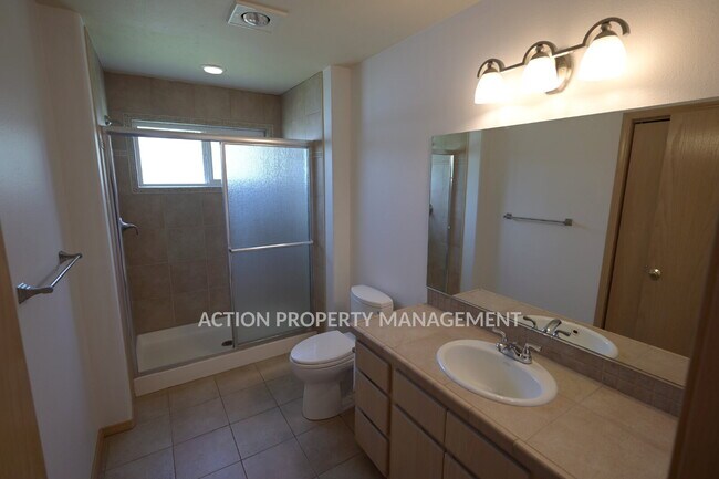 Building Photo - 2 bed + office, 2 bath, 2 car garage condo in Sunland