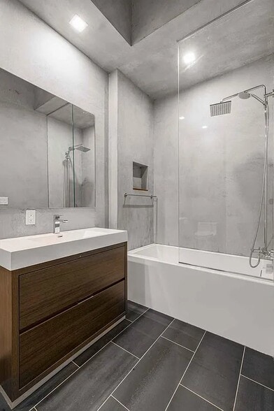 Building Photo - 640 Broadway